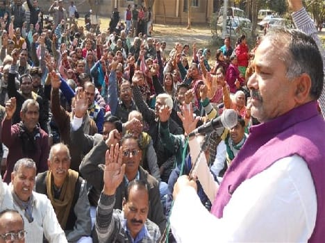 Mnagon roared teacher at the Collectorate